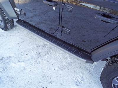 Пороги алюминиевые ТСС с накладкой серые для Jeep Wrangler 2018-2021