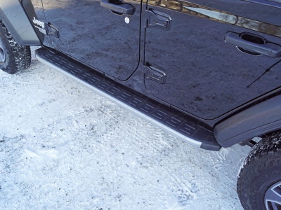 Пороги алюминиевые ТСС с накладкой серебристые для Jeep Wrangler 2018-2021
