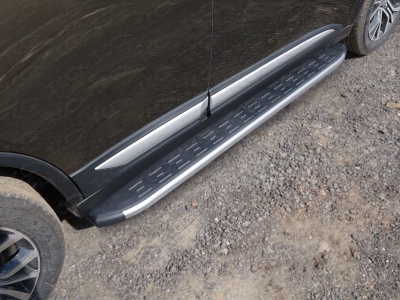 Пороги алюминиевые ТСС с накладкой серебристые для Mitsubishi Outlander 2019-2021