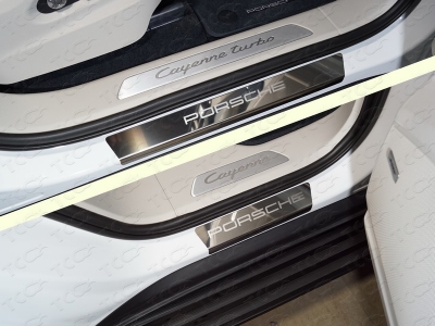 Накладки на пороги зеркальный лист надпись Porsche 4 штуки ТСС для Porsche Cayenne Turbo 2018-2021