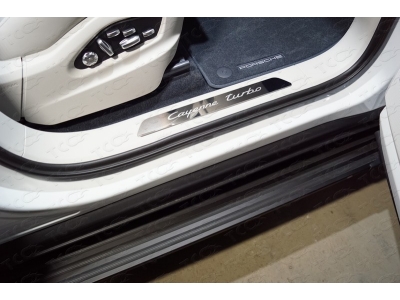 Накладки на пороги на пластик вставка зеркальный лист надпись Cayenne Turbo 4 штуки ТСС для Porsche Cayenne Turbo 2018-2021