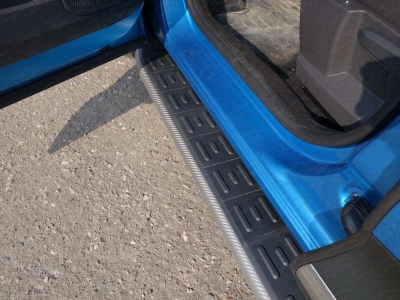 Пороги алюминиевые ТСС с накладкой серые для Renault Kaptur 2016-2021