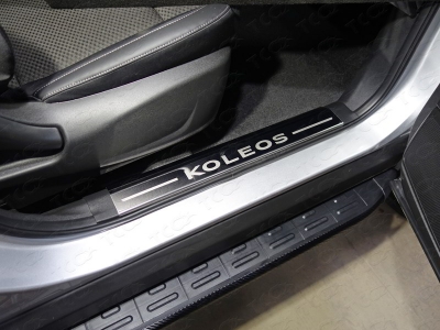 Накладки на пороги на пластик зеркальный лист надпись Koleos 2 штуки ТСС для Renault Koleos 2018-2021