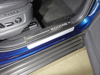 Накладки на пороги на пластик шлифованный лист надпись Kodiaq 2 штуки ТСС для Skoda Kodiaq 2018-2021