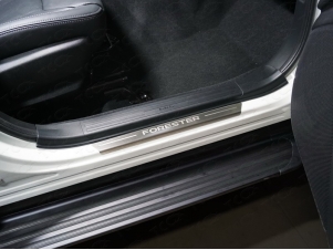 Накладки на пороги шлифованный лист надпись Forester 2 штуки для Subaru Forester SK № SUBFOR18-11