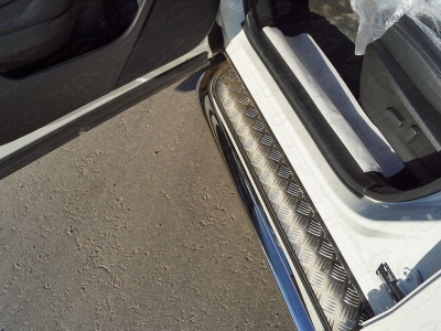 Пороги с площадкой алюминиевый лист 75х42 мм ТСС для Subaru Forester SK 2018-2021