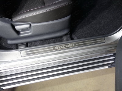 Накладки на пластиковые пороги шлифованный лист надпись Suzuki 2 штуки ТСС для Suzuki Jimny 2012-2018