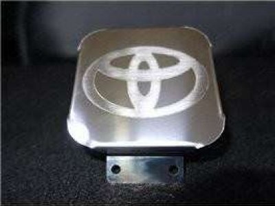 Заглушка на фаркоп с логотипом Toyota из нержавеющей стали для Toyota Land Cruiser 200 № TCUZTOY1