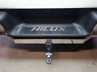 Накладка на задний бампер с надписью Hilux зеркальный лист для Toyota Hilux № TOYHILUX15-26