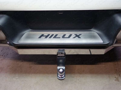 Накладка на задний бампер с надписью Hilux шлифованный лист для Toyota Hilux № TOYHILUX15-27