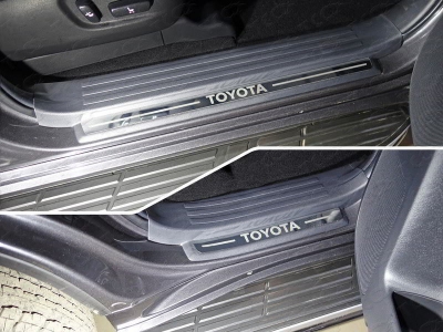Накладки на пластиковые пороги зеркальный лист надпись Toyota 4 штуки ТСС для Toyota Land Cruiser Prado 150 2017-2021