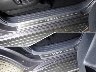 Накладки на пластиковые пороги шлифованный лист надпись Toyota 4 штуки ТСС для Toyota Land Cruiser Prado 150 2017-2021