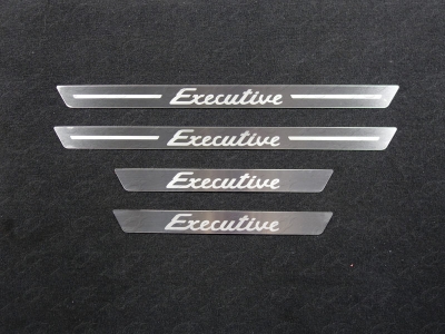 Накладки на пороги шлифованный лист надпись Executive 4 штуки ТСС для Toyota Land Cruiser 200 Executive 2016-2021