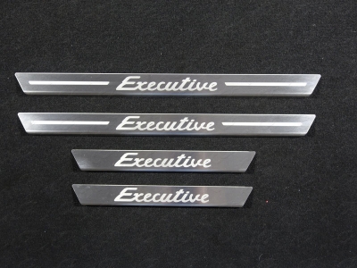 Накладки на пороги с гибом шлифованный лист надпись Executive 4 штуки ТСС для Toyota Land Cruiser 200 Executive 2016-2021