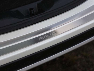 Накладка на задний бампер шлифованный лист надпись RAV4 ТСС для Toyota RAV4 2015-2019
