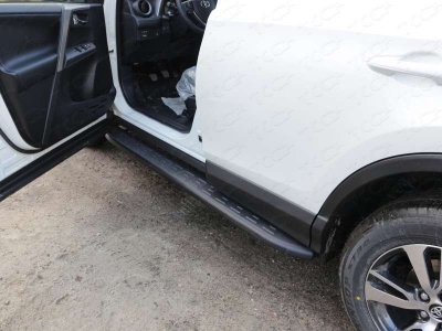 Пороги алюминиевые ТСС с накладкой чёрные для Toyota RAV4 № TOYRAV15-19BL