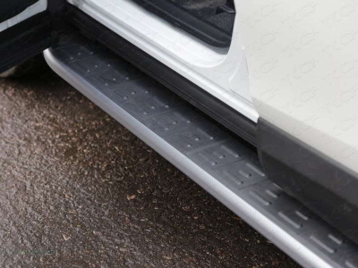 Пороги алюминиевые ТСС с накладкой серебристые для Toyota RAV4 2015-2019