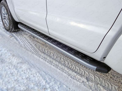 Пороги алюминиевые ТСС с накладкой серые для Volkswagen Amarok 2016-2021