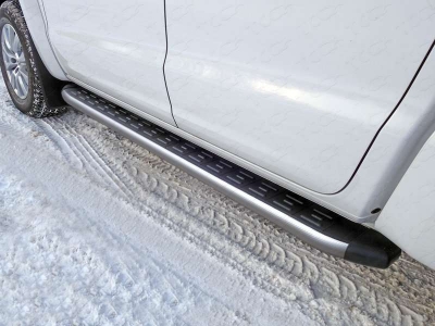 Пороги алюминиевые ТСС с накладкой серебристые для Volkswagen Amarok № VWAMAR17-31SL