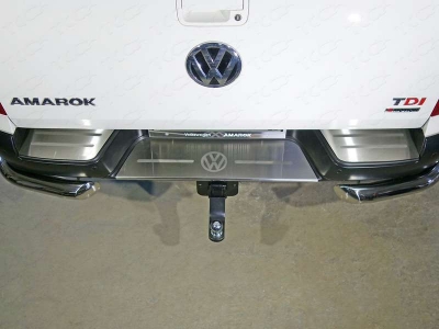Накладка на задний бампер лист шлифованный лого Volkswagen для Volkswagen Amarok № VWAMAR17-54