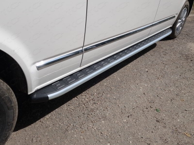Пороги алюминиевые ТСС с накладкой серебрянный карбон для Volkswagen Transporter T6 2015-2021
