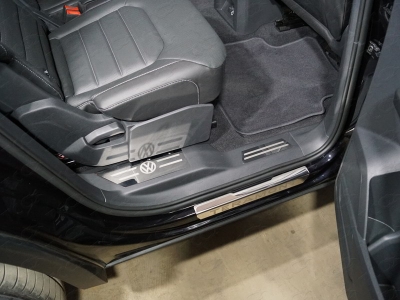 Накладки на пластиковые пороги задние лист зеркальный лотип VW 4 шт ТСС для Volkswagen Teramont 2018-2021