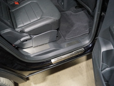 Накладки на пластиковые пороги задние лист шлифованный 4 шт ТСС для Volkswagen Teramont 2018-2021