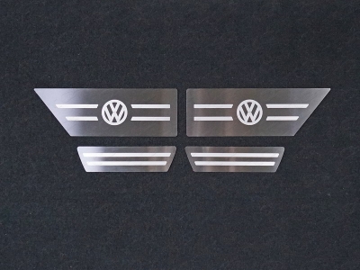 Накладки на пластиковые пороги задние лист шлифованный лотип VW 4 шт ТСС для Volkswagen Teramont 2018-2021