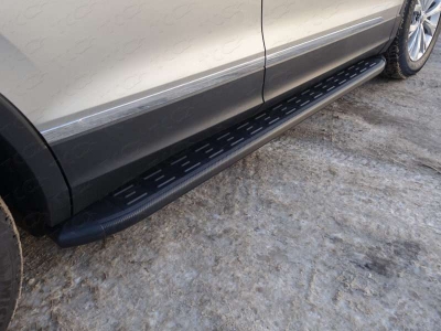 Пороги алюминиевые ТСС с накладкой чёрный карбон (авто с брызговиками) для Volkswagen Tiguan 2016-2021