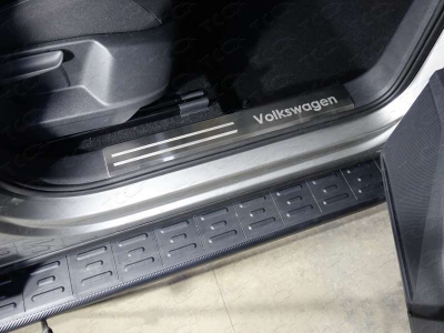 Накладки на пластиковые пороги шлифованный лист надпись Volkswagen 2 шт ТСС для Volkswagen Tiguan 2016-2021