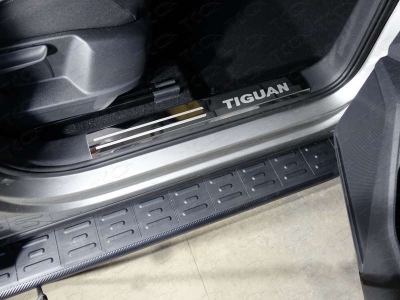 Накладки на пластиковые пороги зеркальный лист надпись Tiguan 2 шт ТСС для Volkswagen Tiguan 2016-2021