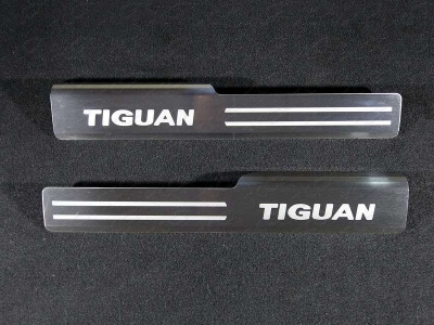 Накладки на пластиковые пороги шлифованный лист надпись Tiguan 2 шт ТСС для Volkswagen Tiguan 2016-2021