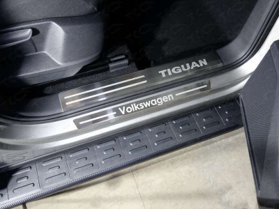 Накладки на пластиковые пороги шлифованный лист надпись Tiguan 2 шт ТСС для Volkswagen Tiguan 2016-2021