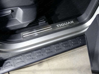 Накладки на пластиковые пороги шлифованный лист надпись Tiguan 2 шт для Volkswagen Tiguan № VWTIG17-27