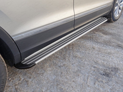 Пороги алюминиевые Slim Line Silver (авто с брызговиками) для Volkswagen Tiguan № VWTIG17-53S