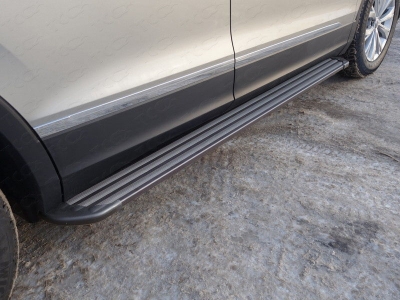Пороги алюминиевые Slim Line Black (авто с брызговиками) ТСС для Volkswagen Tiguan 2016-2021