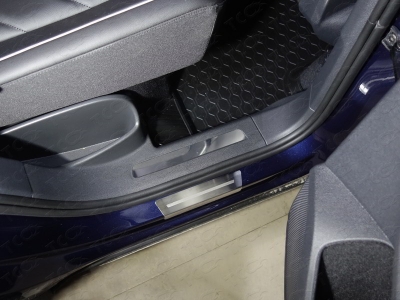 Вставки задние на пластиковые пороги зеркальный лист 2 штуки ТСС для Volkswagen Tiguan 2016-2021
