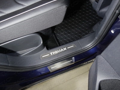 Вставки задние на пластиковые пороги шлифованный лист надпись Tiguan 2 штуки ТСС для Volkswagen Tiguan 2016-2021