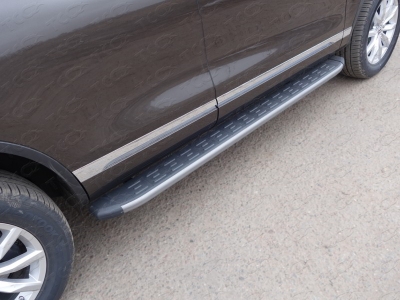 Пороги алюминиевые ТСС с накладкой серебрянный карбон (авто с брызговиками) для Volkswagen Touareg 2014-2017