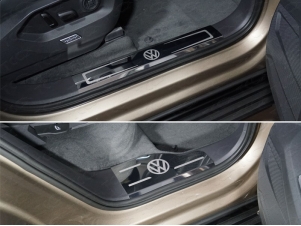 Накладки на пластиковые пороги лист зеркальный логотип VW 4 шт для Volkswagen Touareg № VWTOUAR18-11