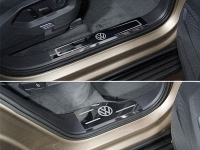 Накладки на пластиковые пороги лист зеркальный логотип VW 4 шт ТСС для Volkswagen Touareg 2018-2021