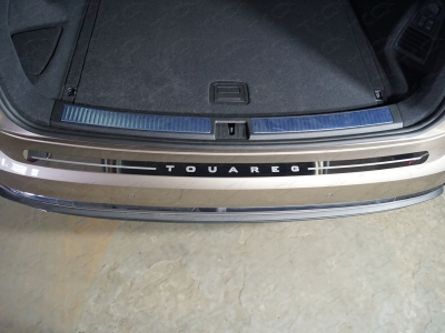 Накладка на задний бампер лист зеркальный надпись Touareg ТСС для Volkswagen Touareg 2018-2021