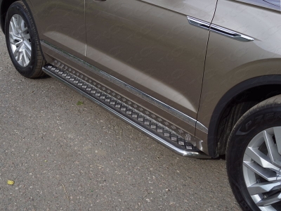 Пороги с площадкой алюминиевый лист 42 мм ТСС для Volkswagen Touareg 2018-2021