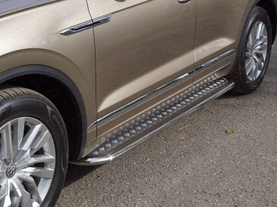 Пороги с площадкой алюминиевый лист 75х42 мм ТСС для Volkswagen Touareg 2018-2021