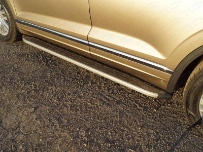 Пороги алюминиевые с накладкой ТСС серебристые для Volkswagen Touareg № VWTOUAR18-35SL