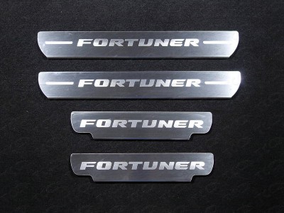 Накладки на пороги шлифованный лист надпись Fortuner 4 штуки ТСС для Toyota Fortuner 2017-2021