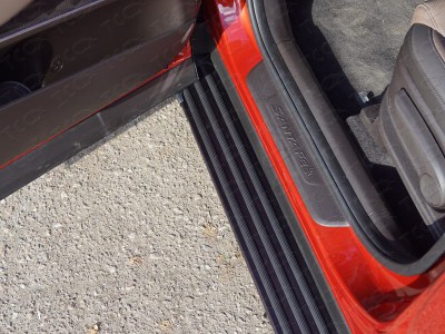 Пороги алюминиевые Slim Line Black для Hyundai Santa Fe 2018-2021