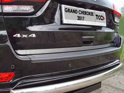 Накладка на заднюю дверь (лист шлифованный) для Jeep Grand Cherokee IV Рестайлинг 2013 – 2022 GRCHER17-07