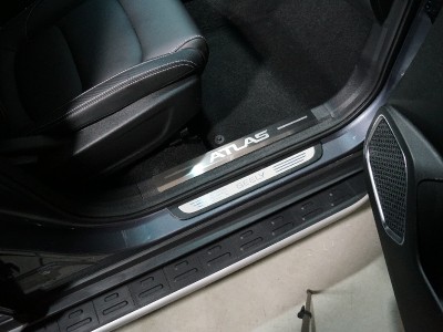 Накладки на пластиковые пороги (лист шлифованный надпись Atlas) 4шт для Geely Atlas PRO 1.5L 4WD 2021 – н.в. GEELEATLP21-05