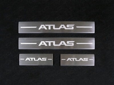 Накладки на пороги на пластик шлифованный лист надпись Atlas 4 штуки для Geely Atlas 2018-2021